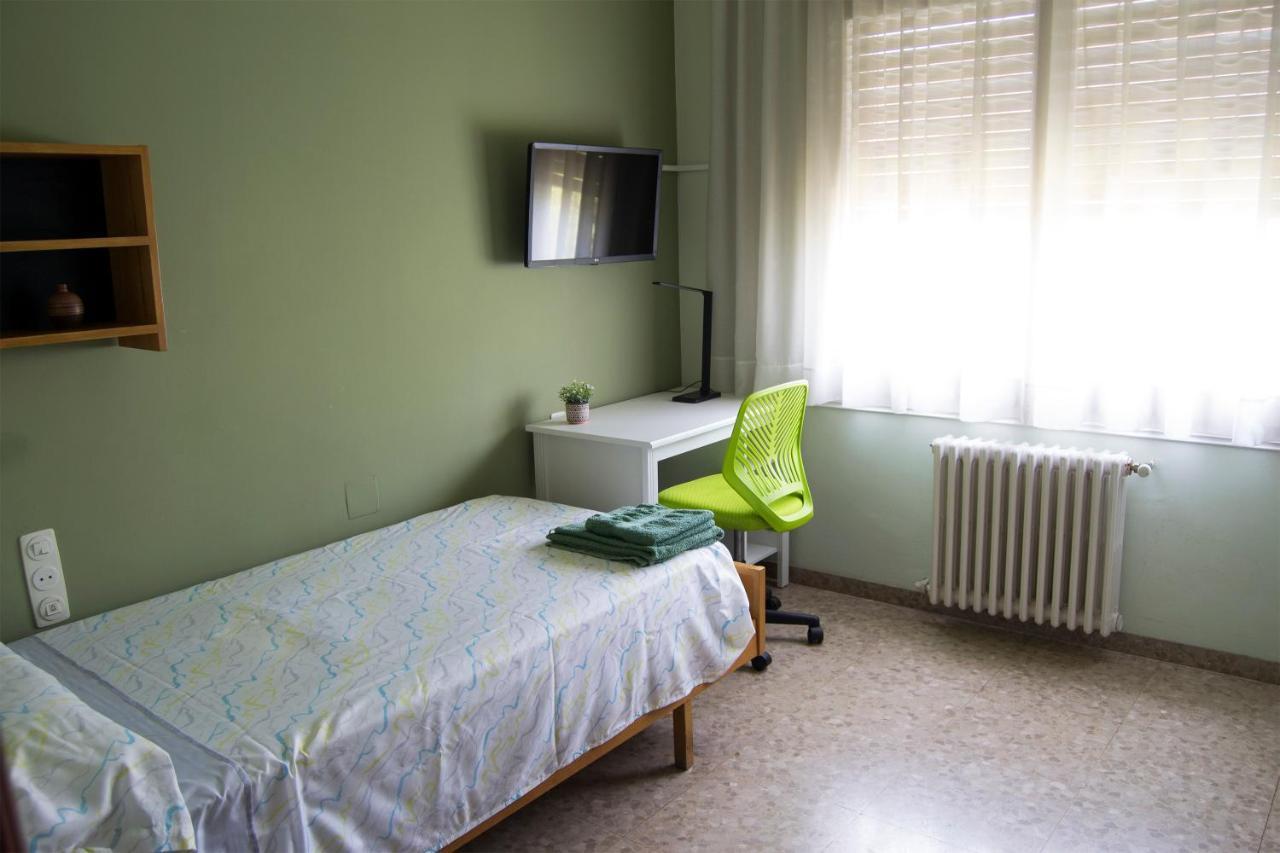 Habitacio V Cal Kim Homestay Martorell